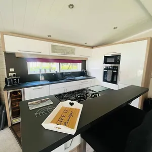 Enzo's With Hot Tub Holiday home York